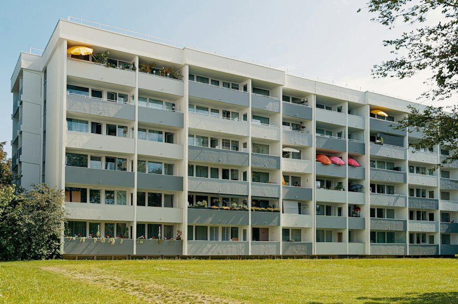 Modernes Wohnquartier mit begrünten Fassaden