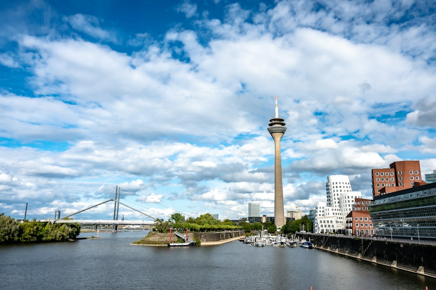 Düsseldorfer Rheinufer mit Rheinturm, Rheinkniebrücke und Medienhafen